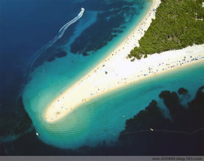 尖角海滩（Zlatni Rat），克罗地亚 那些认为海滩都是千篇一律，只要水、沙子和波浪的人可能需要改变一下观点了。尖角海滩的一端伸入海中，并且会随着风向的改变而改变。因此这是一个多变的海滩。