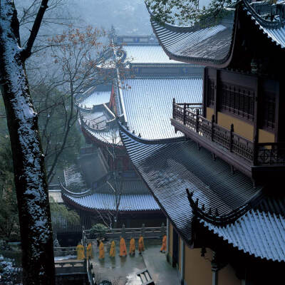 张望为了能够拍出最真实的佛寺生活,他长住在佛寺九年之久.我想正因为如此,他才能拍出真正的佛寺韵味来