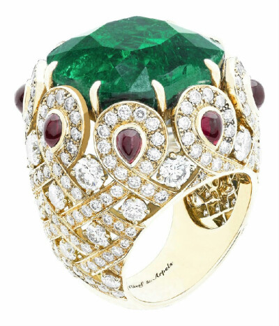 Van Cleef &amp;amp; Arpels 梵克雅宝Pierres de Caractère高级珠宝系列 Pongal戒指，戒座中央镶嵌一颗精美绝伦的27.81克拉哥伦比亚祖母绿