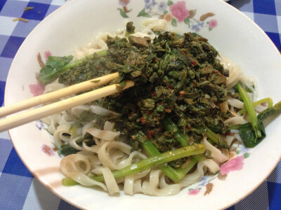 西安之美食篇—骊山上的小餐馆'点了到椿香拌面～味道酸酸的～