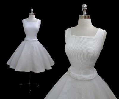 Vintage 1950s White Striped Satin Bombshell Full Circle Skirt Cocktail Party Dress XS 白色复古小礼服。曦 @晨曦小径 --网址来源：https://www.etsy.com/listing/233107841/vintage-1950s-white-striped-satin?…