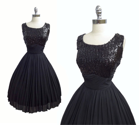 Vintage 1950s Black Sequined Chiffon Bombshell Full Skirt Cocktail Party Dress M黑色亮片复古小礼服。曦 @晨曦小径 --网址来源：https://www.etsy.com/listing/214518176/vintage-1950s-black-sequined-chiffon?ref=related-7