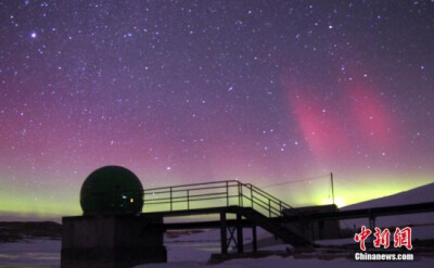 当地时间5月14日凌晨，中国南极中山站夜空再现神奇壮丽的极光。极光是发生在地球高磁纬地区的一种大规模放电现象。由于中国南极中山站特殊的地理位置，一天穿越两次极光带，是世界上进行极光观测的最佳场所之一。这…