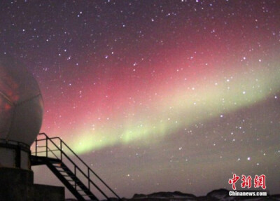 当地时间5月14日凌晨，中国南极中山站夜空再现神奇壮丽的极光。极光是发生在地球高磁纬地区的一种大规模放电现象。由于中国南极中山站特殊的地理位置，一天穿越两次极光带，是世界上进行极光观测的最佳场所之一。这…