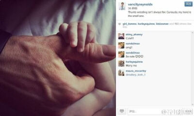 “死侍”瑞恩·雷诺兹Ins分享与女儿大手拉小手的照片。“掰手指不总是公平的，说来奇怪，小手是我的。”