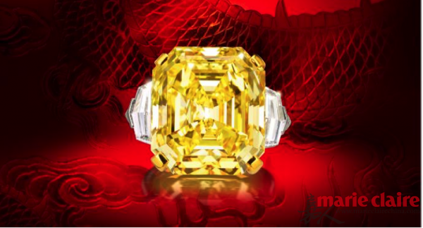 方形切割天然艳彩黄色钻石(Rectangular step-cut Fancy vivid yellow diamond) – 22.57 克拉,净度：Vs2 近10年拍卖会上,从未出现超过20卡方形切割黄钻石,今次这只完美无瑕的钻石戒指,顺理成章成为拍卖焦点,其切割、净度及颜色均是近年罕见,收藏价值极高。