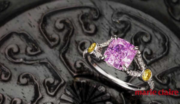 枕形天然浓彩粉紫色钻石戒指(Cushion-shaped, fancy intense pinkish purple diamond) – 1.51 克拉,净度：VS2 这颗明亮切割的粉紫色钻石镶嵌在镂空分叉戒环中心,堪称稀世罕见,过往10多年国际拍卖上,亦未曾出现过这个颜色的枕形钻石,实属独一无二珍品。紫色钻石尤其稀有,评价甚高,令人联想起皇室、权力及荣誉(英国宝石学院最近评定一颗紫色钻石以重量计为最贵重的天然宝石)。