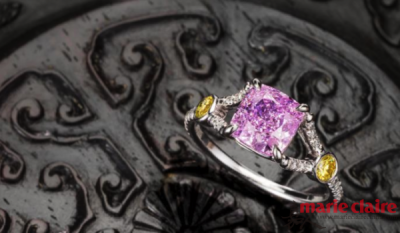 枕形天然浓彩粉紫色钻石戒指(Cushion-shaped, fancy intense pinkish purple diamond) – 1.51 克拉,净度：VS2 这颗明亮切割的粉紫色钻石镶嵌在镂空分叉戒环中心,堪称稀世罕见,过往10多年国际拍卖上,亦未曾出现过这…