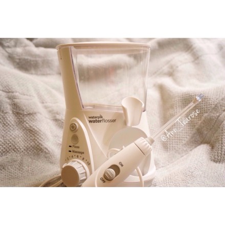 【种草。安利】水牙线，一个好玩又好用的小电器，会喷出强劲的小水流，把牙缝冲洗的很干净。用了以后才知道刷牙也不总能彻底刷干净，每次冲洗出来杂物都有种邪恶的成就感。水流大小可调节，太强容易牙龈出血，使用也不宜频繁。用的时候在水槽里加点玫瑰花水，每次洗完都干净清爽的好像嘴里含着一个雨后的玫瑰花园，哈