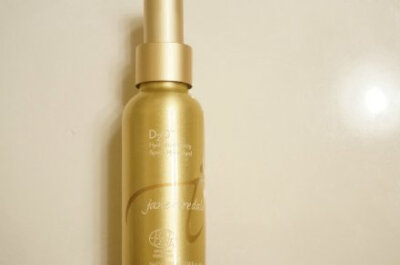 【种草。安利】Jane Iredale的保湿小喷雾，D2O hydration spray。最近入夏入了不少喷雾，这个是价格最平实却也最喜欢的。非真空瓶，但喷雾相当细，不会破坏底妆，压头也流畅。以植物萃取为主，含芦荟等有益于消炎镇…