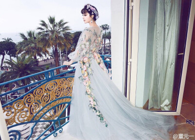 范冰冰身穿Marchesa 2015 S/S 花瓣仙裙再次惊艳戛纳电影节红毯，宛若花仙子下凡～