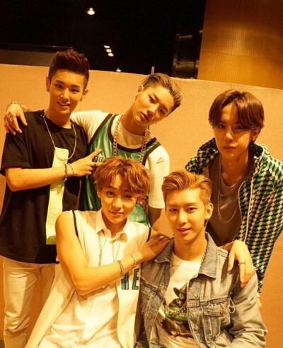 150515 #UNIQ# TW更新2则:#EOEO#的最后一次舞台到今天为止就全部结束了，所有的人都辛苦了！还有，我们正在准备特别的舞台，请多多期待！coming soooooon~