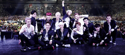 和日本饭的合照 EXO 相爱吧！WE ARE ONE! KRIS LUHAN LAY张艺兴 XIUMIN金珉硕 CHEN金钟大 TAO K SUHO金俊勉 KAI金钟仁 D.O度庆洙 BAEK HYUN边伯贤 SEHUN吴世勋 CHAN YEOL朴灿烈 from.Alexia孙承冬 图源见logo