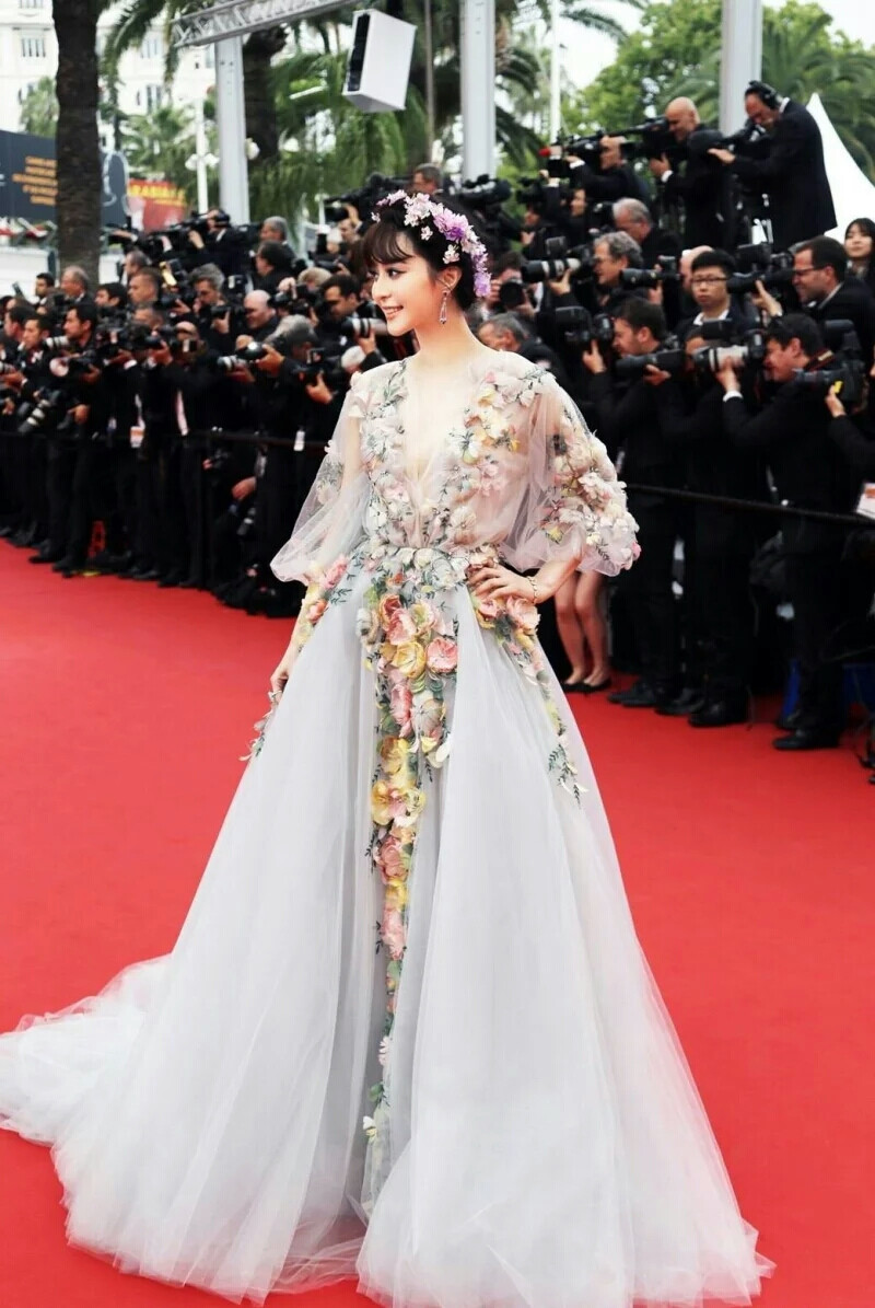 范冰冰穿Marchesa 2015春夏系列纱裙亮相戛纳红毯 太美了
