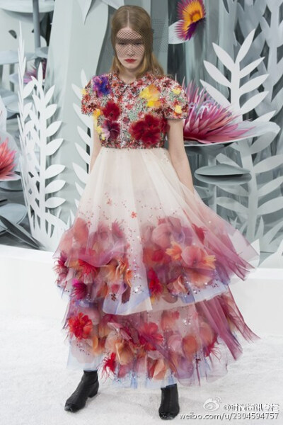 #Chanel#2015春夏高级定制秀在巴黎大皇宫举办。这场高定大秀以栩栩如生的立体剪纸布景，展现了一个童话中的花园奇境。广泛采用了花卉元素，高净度的鲜亮色彩、毛茸茸的花朵立体拼贴。各式别致的帽子也让人想到童话里…