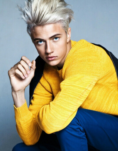 Lucky Blue Smith，1998年6月5日生于美国，职业模特。他还有三个姐姐（有两个身高1米78，同样也是模特，同样美炸）。