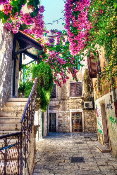 Old Town of Split, Croatia。克罗地亚斯普利特老城，是克罗地亚共和国历史名城，第一大海港，疗养和游览胜地，坐落在亚得里亚海的达尔马提亚海岸中心。公元7世纪建城，罗马时代名“阿斯帕拉托斯”，后改称“斯帕拉…