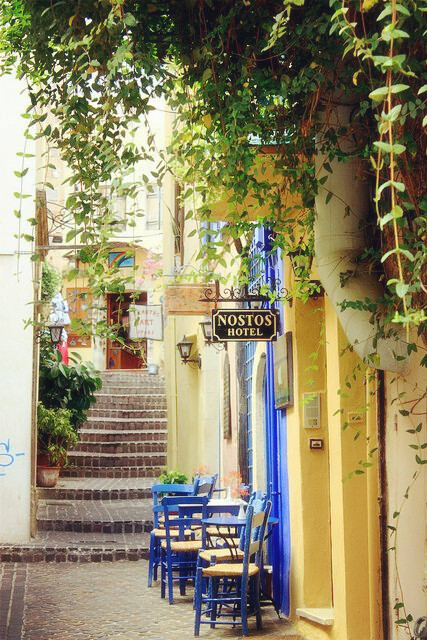 Streets of Chania, Crete Island, Greece。希腊克里特岛干尼亚，旧译“哈尼亚”，位于克里特岛西端，是仅次于伊拉克利翁的克里特岛第二大城市，在1971年之前，曾是克里特岛的行政中心。城内保存有浓厚的威尼斯遗风。克里特岛中保留者威尼斯风格的地方有几处，但保存完好的恐怕只有干尼亚，其中最出名的是威尼斯港Venetian Port。置身干尼亚，你会感觉象来到了电影中的中世纪。