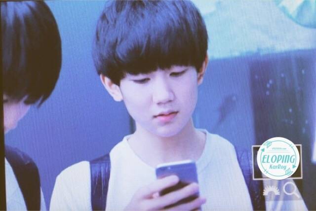 看手机看的那么入迷在看什么呢？入迷的样子好可爱，祝你在韩国玩的开开心心，顺顺利利！！！！！！