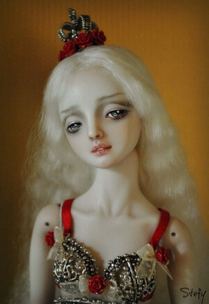 Marina Bychkova的灵魂娃娃 | Marina Bychkova ，1982年出生在俄罗斯西南西伯利亚，1997到加拿大，就读于艺术与设计方面的专业，也学习过金属加工，2002开始做娃娃，后决定以此为生，现在和老公一起生活在加拿大，娃娃是可以按照客户要求定做的，价格也就不等了。