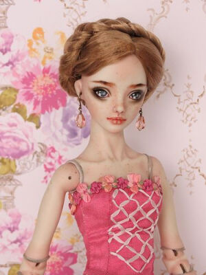 Marina Bychkova的灵魂娃娃 | Marina Bychkova ，1982年出生在俄罗斯西南西伯利亚，1997到加拿大，就读于艺术与设计方面的专业，也学习过金属加工，2002开始做娃娃，后决定以此为生，现在和老公一起生活在加拿大，娃娃是可以按照客户要求定做的，价格也就不等了。