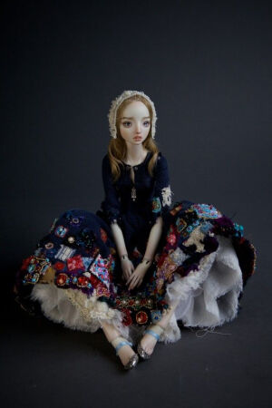Marina Bychkova的灵魂娃娃 | Marina Bychkova ，1982年出生在俄罗斯西南西伯利亚，1997到加拿大，就读于艺术与设计方面的专业，也学习过金属加工，2002开始做娃娃，后决定以此为生，现在和老公一起生活在加拿大，娃娃是可以按照客户要求定做的，价格也就不等了。
