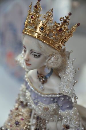 Marina Bychkova的灵魂娃娃 | Marina Bychkova ，1982年出生在俄罗斯西南西伯利亚，1997到加拿大，就读于艺术与设计方面的专业，也学习过金属加工，2002开始做娃娃，后决定以此为生，现在和老公一起生活在加拿大，娃娃是可以按照客户要求定做的，价格也就不等了。