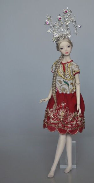 Marina Bychkova的灵魂娃娃 | Marina Bychkova ，1982年出生在俄罗斯西南西伯利亚，1997到加拿大，就读于艺术与设计方面的专业，也学习过金属加工，2002开始做娃娃，后决定以此为生，现在和老公一起生活在加拿大，娃娃是可以按照客户要求定做的，价格也就不等了。