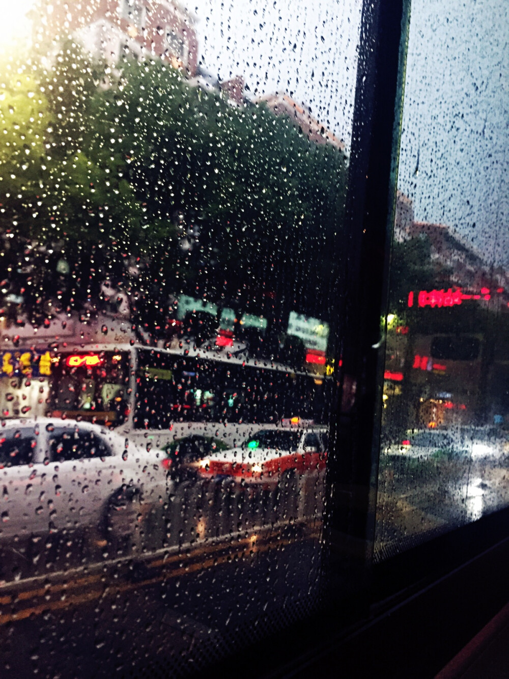 公交车窗外的雨景