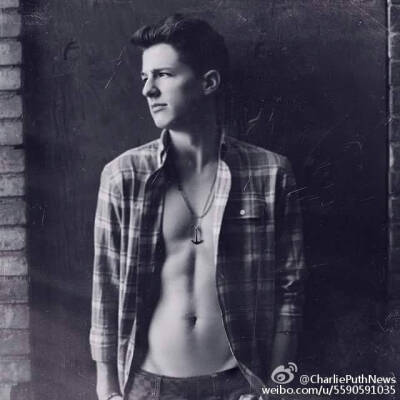 看我帅气的断眉Charlie puth！