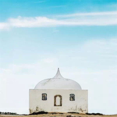 来自葡萄牙的摄影师Sejkko专门用相机寻找这些貌似被遗弃的小房子，画面以蓝天白云为背景，小房子为中心，偶尔会有电线杆，椰子树，烟囱等作为配景。每一张中的小房子看上去是那样孤单，甚至比最近很火的孤独图书馆更…