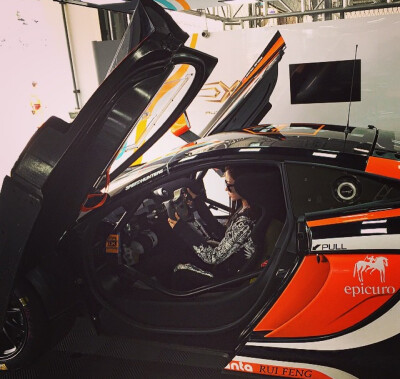 温心女生头像赛车