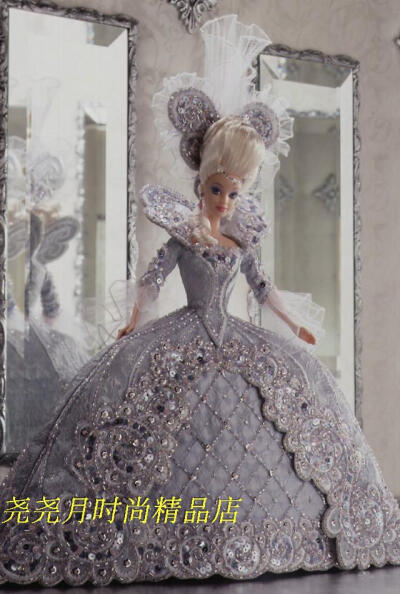 Bob Mackie Madame du Barbie杜夫人芭比娃娃完全按照18世纪法国宫廷贵妇人的装扮来设计，在芭比的嘴角、眼角各有一个美人痣，裙子上缀满珠宝和亮片，做工精美，花样繁复！连衬裙上的纱都用银线车缝！
