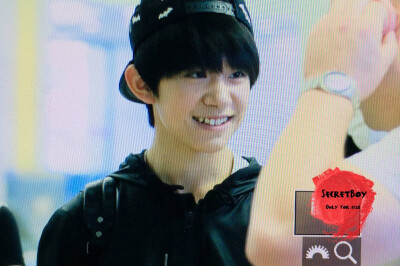 TFBOYS易烊千玺 150516 重庆赴仁川 cr.logo 预览 机场show 甜甜的笑