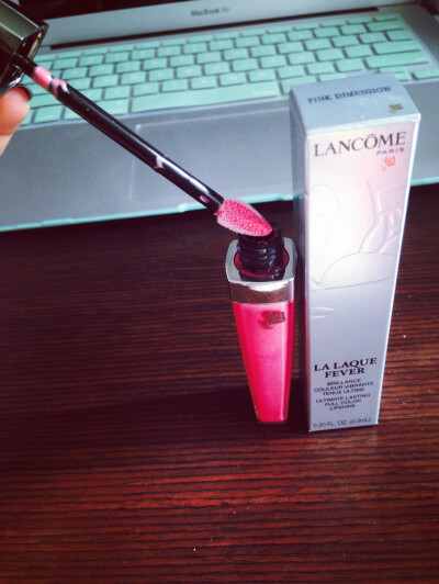 Lancôme #Pink Dimension这支是上一支兰蔻Fever Gloss 306的翻版。颜色挺相近，但是这支滋润度相比起来就逊色很多了。涂久了会觉得略干，所以也不是强推哈～