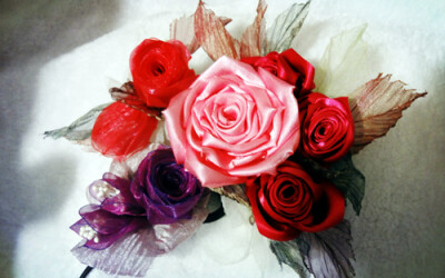 我的手工丝带玫瑰，一针一线的造花，我要做个快乐的造花匠#布艺# #丝带# #发饰# #玫瑰#