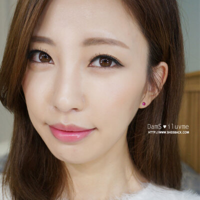 在韩国彩妆界中最流行和最常见的就是大地色系列的眼影。今天就来和大家一起分享一下大地色眼影的话画法吧！重要的并不是化妆品而是技巧喔！以后SHEISBACK会经常和大家分享韩国人气彩妆博主的化妆教程~！