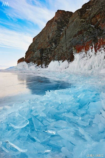 还没想好假期去哪里？位于俄罗斯的贝加尔湖是世界上最古老（拥有超过 2500 万年的历史）、最清澈、最深的淡水湖泊，她被称为 &amp;quot; 西伯利亚的蓝眼睛 &amp;quot;。而且它还是跟团免签地哦～