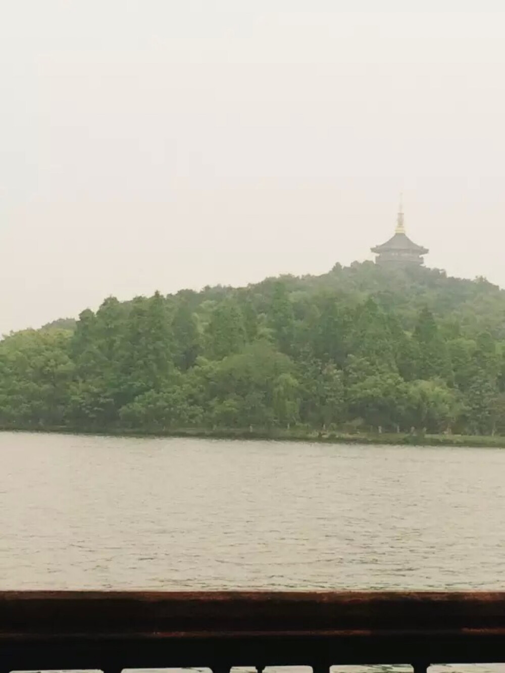 西湖边，蒙蒙细雨中看雷峰塔