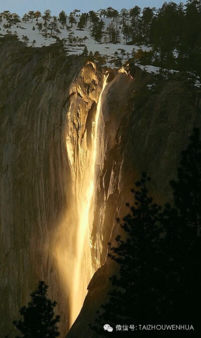 Horsetail Falls in Yosemite 每年只有二月份的几天，当太阳与瀑布达到一定的角度是就会出现这种奇观，犹如瀑布着火一般！