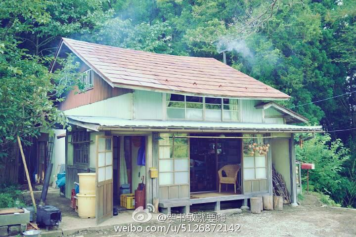 女孩子住的房子是三年前她母亲无故出走后留给她的，她就这样一个人住着。日本的小木屋算是小清新的标志。