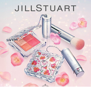 Jill Stuart 甜心爱恋腮红盘 外壳犹如水晶般闪亮，配带的腮红刷还镶有施华洛世奇钻石，让这款腮红高端大气上档次。腮红的显色能力非常强，因为添加了精华液成分，让这款腮红更具柔滑感。