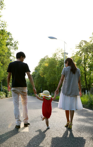 大手拉小手，一起去郊游。