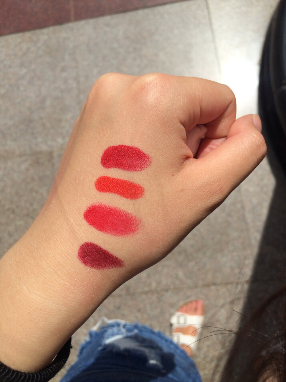 MAC试色，从上到下依次：Russian Red.Lady Danger.Ruby Woo.Diva