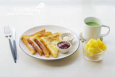 早餐：french toast＋草莓酱，cream cheese，抹茶拿铁，菠萝