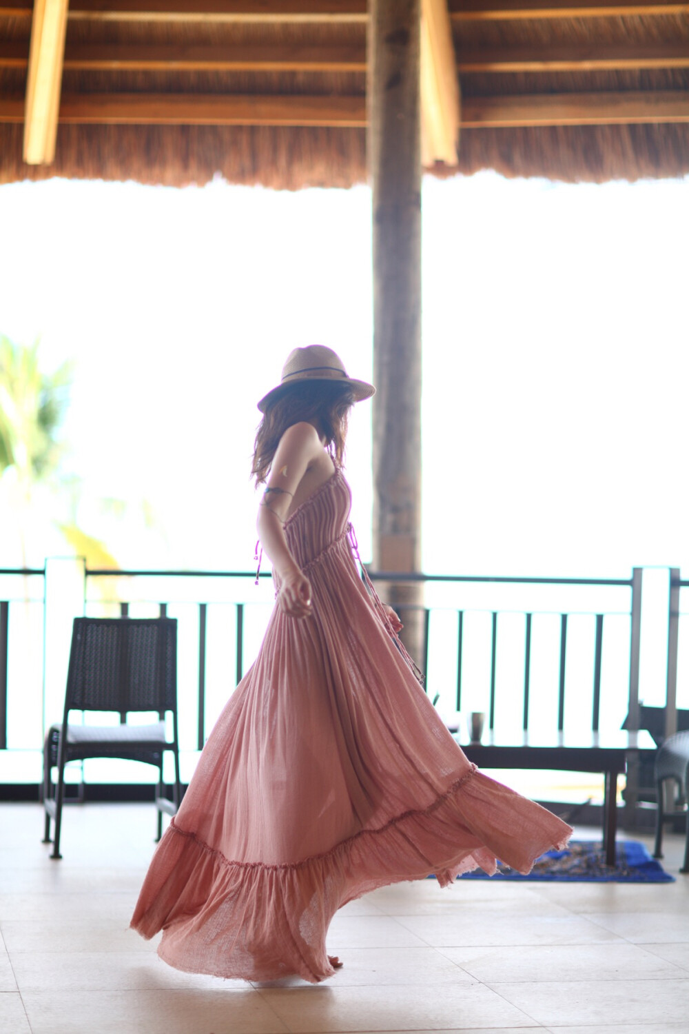  我和豆包在菲律宾的这次合作的自由旅行的相片，从服装到小细节的搭配，从沟通到沟通，我们知道我们要的是什么，不用Ps调什么自由色彩，因为我们本身就是自由。这一年，我更忙碌了，活的也更自私了，也更像自己了。Good 9