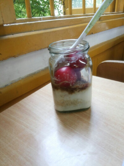 第一次做的隔夜麦片～～～好好吃～～我觉得好漂亮的说～～一早上，心情就美丽了～～