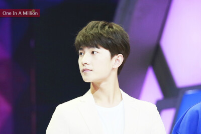 杨洋 150508快乐大本营 crlogo