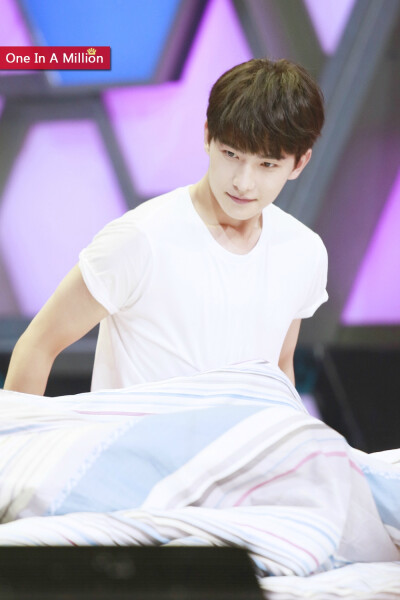 杨洋 150508快乐大本营 crlogo