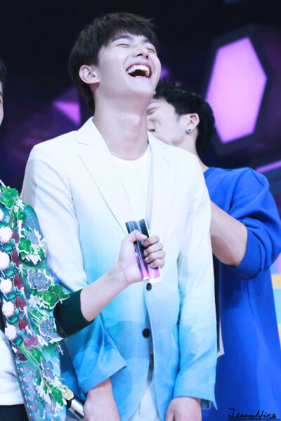 杨洋 150508快乐大本营 crlogo